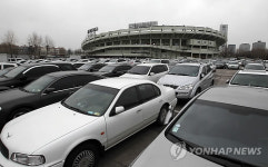 무료개방 여파? 가득찬 종합운동장 주차장