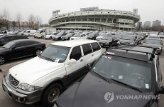 무료개방 여파? 가득찬 종합운동장 주차장