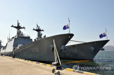 진해항 군함에 게양된 조기