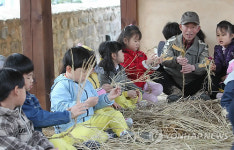할아버지에게 배우는 새끼줄꼬기