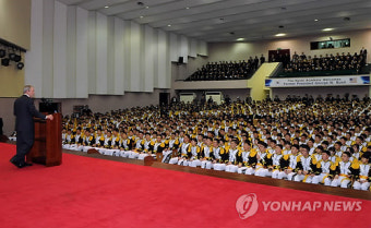 해군사관학교서 특강하는 부시 전 미국대통령
