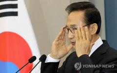 안경 고쳐쓰는 이명박 대통령