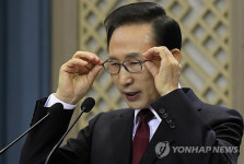 안경 고쳐쓰는 李대통령