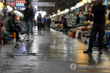日 방사능 오염수 유출에 수산시장 울상