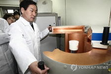 방사능 검사 장비 둘러보는 유정복 장관