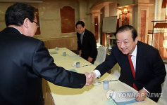 최병국-이범관 악수