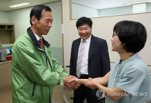 춘천요양원 찾은 민주당 최문순 후보