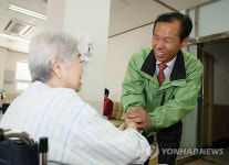 춘천요양원 찾은 민주당 최문순 후보