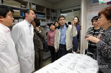 한국병원 체험행사하는 카자흐스탄 초청자들