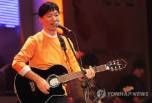 열창하는 김세환