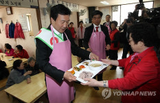 손학규, 경로당 배식 봉사