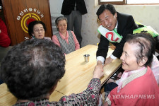 노인정 찾은 손학규 후보
