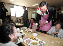 손학규, 노인정 배식 봉사