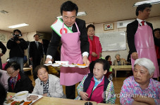 손학규, 노인정 배식 봉사