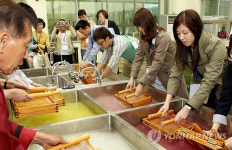 `전주 한지 체험하는 외국 공무원들