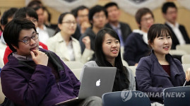 스트레스 관리 강의 듣는 KAIST 학생들