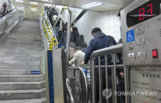 엘리베이터 없는 명동역