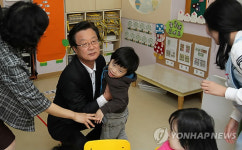 어린이집 방문한 강재섭 후보