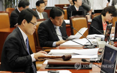 자료 살펴보는 운영위 위원들