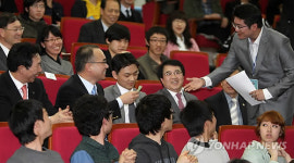 창직 프로젝트 설명 듣는 박재완 고용노동부장관