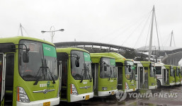 임시 차고지에 멈춰 선 전주 시내버스