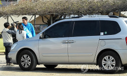 김해을 보선 후보들 유세방식 끝까지 차별화