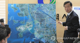경인고속도~청라국제도시 연결도로 설명하는 윤석윤 인천시 행정부시장