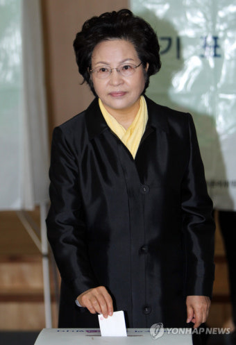 투표하는 권양숙 여사
