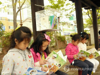 <카메라뉴스> 나무그늘 도서관의 책 읽는 재미