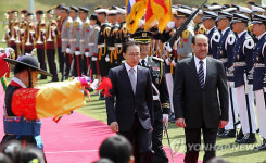 사열받는 이명박 대통령과 누리 알-말리키 이라크총리