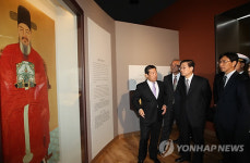 충무공 기념관 방문한 김황식 총리