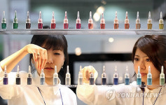 무지개 빛깔의 타투 제품
