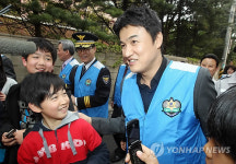 초등학교 주변 순찰하는 배우 박중훈