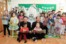 하이원, 폐광촌 어린이에 지역홍보 책자 선물