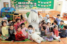 하이원, 폐광촌 어린이에 지역홍보 책자 선물