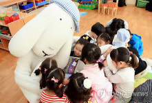 하이원, 폐광촌 어린이에 지역홍보 책자 선물