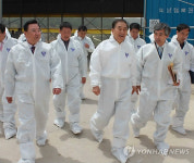 영광 축산농가 방문한 이재오 장관