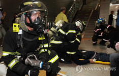 응급환자 구조하는 119구급대원들