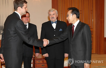 윤석열 대통령, 13개국 주한 대사들에게 신임장 제정식 개최
