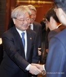 경제인들과 인사하는 금융위원장