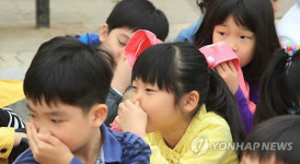 입과 코를 가리고