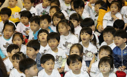 마술보는 어린이들 신기하지만 졸립기도