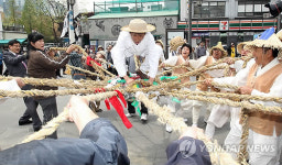 논두렁 밭두렁 공연, 여럿이 힘모아 집터 다져요