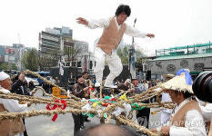 논두렁 밭두렁 공연, 여럿이 힘모아 집터 다져요