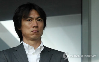 수원컵 축구 관전하는 홍명보 올림픽대표팀 감독