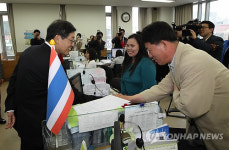 통역지원센터 방문한 김황식 총리