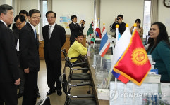 통역지원센터 방문한 김황식 총리