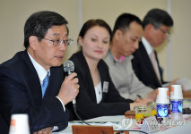 대화하는 김황식 총리