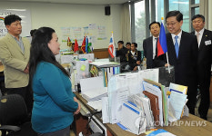 통역지원센터 방문한 김황식 총리