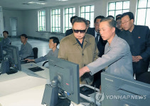 남흥청년화학연합기업소 방문한 김정일 위원장
